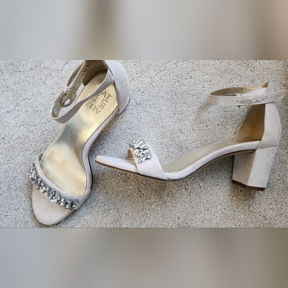 Stunning Naturalizer 7.5W Formal Sandals - Picture 1 of 5